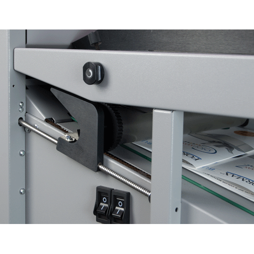 Outfeed rollers are adjusted automatically based on paper size and fold type